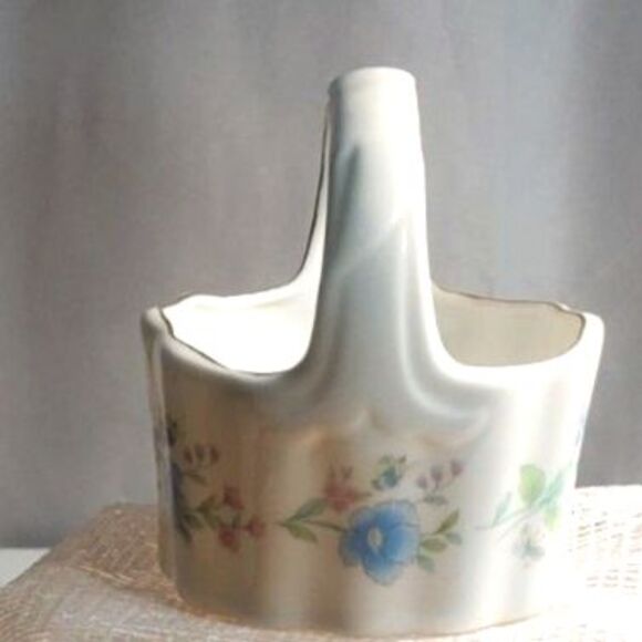 Porcelain White Basket with Pastel Flowers and Gold Gilding ~Vintage~ - Picture 1 of 6